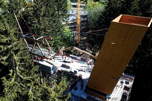  Die Tragstruktur entwickelt sich beim Skywalk mit 5 m hohen V-Fachwerken als Brückenträger aus Brettschichtholz. Die Träger lagern seitlich am Aussichtsturm auf und verlängern sich zu einer gro­ßen, in den Wald auskragenden Balkonstruktur. Parallel zur Turmmontage wurde der erste Teil des Skywalks als Gesamtquerschnitt auf einem Vormontageplatz zusammengebaut und auf Riegel D sowie einem Hilfsturm abgesetzt. Die restlichen Längsfachwerkträger wurden aufgrund ihrer unterschiedlichen Längen und Passungen am Turm einzeln eingebaut, die Quer- und Aussteifungs-Elemente folgten. Abschließend wurden die auskragenden Balkonelemente eingehoben 