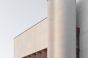  Die Fassade wurde als Ortbetonschale mit einer Kerndämmung vor die tragenden Betonwände montiert. Für die Herstellung des Sichtbetons wurden ca. 400 t Dyckerhoff WEISS verwendet, außerdem Rheinsand (0/2 mm), Kalksplitt (2/8 mm) und Kalksplitt (8/16 mm). Daraus entstanden für die Fassade ca. 1 000 m³ Weißbeton der Festigkeitsklasse C35/45, die Konsistenzen betrugen F4 und F5   