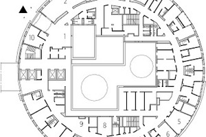  Erdgeschoss, M 1 : 1 250  	1	Empfang	2	Bar/ Lounge	3	Bar/ Kiosk/ Blumen	4	Kantine	5	Spielbereich/ Aufenthalt Eltern	6	Physiotherapie	7	Patientenzimmer	8	Patientenaufenthalt	9	Anmeldung/ Stützpunkt	10	Rufaufnahme	11	Stützpunkt Empfang	12	Personalaufenthalt	13	Stützpunkt/ Arbeitsplatz	14	Untersuchung	15	1-/ 2-Bettzimmer mit Schleuse	16	1-Bettzimmer (VIP-Station)	17	Veranda	18	Raucherraum	19	Lounge	20	Küche und koschere Küche	21	Stützpunkt/ Empfang VIP-Station 