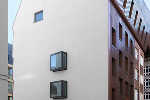  Der Schenkel zur Linienstraße (Bauteil A) wurde durch einen Neubau verlängert. Die Silhouette der durch kleine Fenster geöffneten Brandwand zeigt die Fassadenwelle­ im Straßenraum sowie die zum Hof hin geneigte Dachkonstruktion 