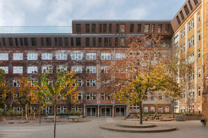  Die Schule, die in Plattenbauweise erstellt ist, haben die ArchitektInnen auf den Dachflächen ein- bis zweigeschossig in die Höhe erweitert. Links im Anschnitt die spektakuläre Dachterrrasse 