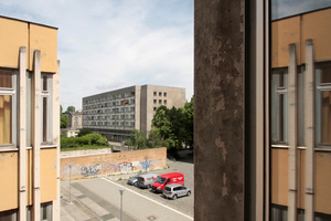  Als die FH noch stand: Blick auf den Staudenhof mit Garten 