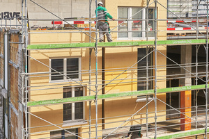  Für die Fassadenbekleidung kommen Trapezbleche in Aluminium zum Einsatz 