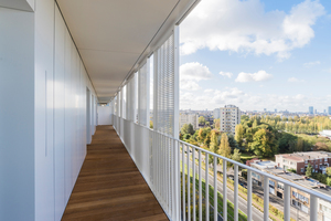  Top Lage, weiter Blick – das umgebaute ehemalige Bürohochhaus liegt zentral und ist durch die bestehende Infrastruktur gut angebunden. Der Blick von hier oben reicht bei gutem Wetter bis zum Parc ­Léopold im Südwesten Brüssels 