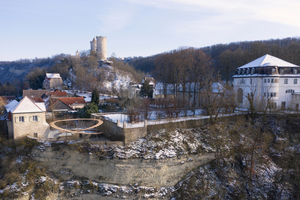  Panoramaansicht mit Ensemble unter der Burg 