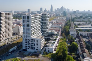  Wegen der Topographie verschwindet das hintere Erdgeschoss unter dem ­alten Bahndamm, auf dem jetzt der ­Innenhof liegt. Hier sind die obere ­Parkgarage, die Abstell- und Müllräume angeordnet 