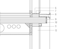  Fassadenschnitt, M 1 : 501 Attika/ Überzug2 Fassadenmarkise3 Dämmkeil4 Glasfassade5 Holzfenster, 3-fach-Verglasung6 Abdeckbrett7 Überzug8 Gitterroststeg9 Stirnbrett10 Brettstapel-/ Brettsperrholzdecke11 Unterzug12 Stütze13 Fußplatte14 Sockel Betonfertigteil15 -Fassadenschwert 