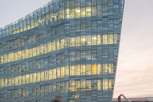  Durch die mosaikhafte Gestaltung der Glasfassade des Headquarter von Le Monde entsteht ein abwechslungsreiches Bild, das sich je nach Sonneneinstrahlung oder Hinterleuchtung unentwegt verändert 