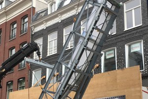  Da die Glasboxen horizontal vormontiert wurden, mussten sie vor der Montage auf der Baustelle noch mit zwei Kränen aufwendig in die Vertikale gedreht werden 