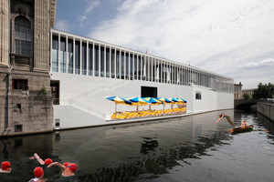  SchwimmerInnen im Kanal, vor der Museums­insel mit praktischem  Zugangssteg made by Chipperfield. Ist das mit Kirche und Hochkunst vereinbar? 