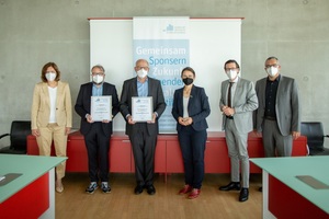  Prof. Dr.-Ing. Holger Techen (3. von links) und Dr.-Ing. Jochen Krimm (2. von links) erhalten den Publika­tionspreis der Frankfurter Stiftung für Forschung und Bildung; mit Prof. Dr.-Ing. Ulrich Knaack (ganz rechts), Karen Hoyndorf, Vorsitzende der Jury (ganz links), Prof. Dr. Martina Klärle, Stiftungsvorsitzende (3. von rechts), Prof. Dr. Frank E.P. Dievernich, Präsident der Frankfurt UAS (2. von rechts) 