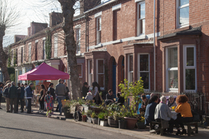  In vier von ursprünglich 14 Straßen des Liverpooler Granby Viertels regte sich Widerstand gegen weiteren Abriss. Die verbliebenen EinwohnerInnen gründeten eine Stiftung mit dem Ziel, die leerstehenden Häuser zu sanieren und und in bezahlbaren Wohnraum umzuwandeln 