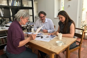  DBZ HeftpartnerInnenDBZ-Redakteurin Beate Bellmann bei der Projektauswahl mit den HeftpartnerInnen Stephanie Heese und Hans-Ulrich Schellhorn vom Büro schellhorn &amp; heese in der Nähe von Potsdam  