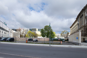  Baufeld von der Niederkirchnerstraße gesehen: links das Umspannwerk, rechts das Berliner Abgeordnetenhaus 