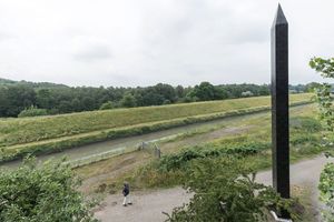  Steht wieder, 14 m hoch, der „Carbon-Obelisk“ 