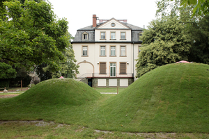  Wohnen unter der Erde (rechter Hügel) in Laure Prouvosts „Boob Hills Burrows“ 