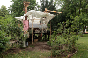  „spiral home“, Bett im Baum, eine Arbeit von Terence Koh 