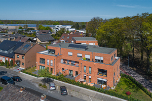  Mit einem „Original Wasserstrich Backstein Klinker“ aus der Privatziegelei Hebrok zeigt sich der Neubau in leuchtendem Rot. Der Klinker „aestas“ schafft Bezug zur bestehenden Klinkerbebauung in Greven 