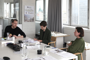  DBZ HeftpartnerInnenDBZ-Chefredakteurin Katja Reich (r.) bei der Projektauswahl mit Dr. Marlène de Saussure und Martin Henn (l.) vom Büro HENN in Berlin 