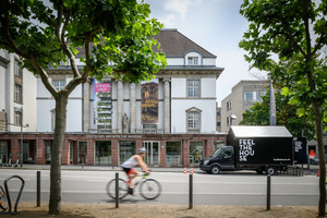  Der Ausstellungsbus on tour, vor dem DAM in Frankfurt am Main 