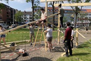  StudentInnen der TU Braunschweig errichten einen temporären Pavillon auf dem Hagenmarkt. Dieser dient unter anderem als Veranstaltungsort. Das „Reallabor Hagenmarkt“ gehört zu den Gewinnerprojekten des Wettbewerbs „DesignBuild Project“ der Sto-Stiftung 