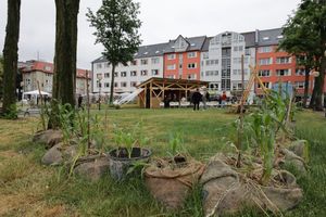  Studierende der TU Braunschweig errichten einen temporären Pavillon auf dem Hagenmarkt. Dieser dient unter anderem als Veranstaltungsort. Das „Reallabor Hagenmarkt“ gehört zu den Gewinnerprojekten des Wettbewerbs „DesignBuild Project“ der Sto-Stiftung 