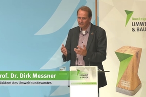  : „Wir wollen Anerkennung erzeugen und dafür sorgen, dass Ihre Arbeit, Ihre Kreativität und Ihre Lösungen bei einem breiten Publikum gut ankommen.“, so Prof. Dr. Dirk Messner, Präsident des Umweltbundesamtes, über den Preis mit dem Fokus auf unsere Umwelt und unser Bauen 