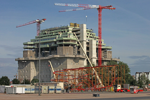  Der Gefechtsturm hinter der Achterbahn mit neuen Aufzugkernen und ­grünem Beton 