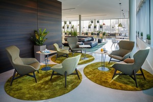  Im Bistro sorgen A-Bench, A-Chair und A-Table sowie der fina club-Hochtisch in Kombination mit fina wood-Barhockern für eine bequeme Essenspause. Die ­Loungebereiche laden zum Entspannen zwischendurch ein. Sie sind mit ray ­lounge in der niedrigen sowie in der Hochlehner-Variante und plot ausgestattet. Ergänzt werden sie durch plot- und höhenverstellbare lift-Beistelltische. Der begrünte Raumteiler PARA VERT ergänzt diese Zone 