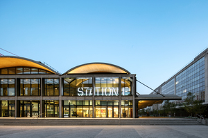  Ein aussteifender Stahlrahmen stützt nach dem Abriss des stabilisierenden Querbaus die Betonstruktur 