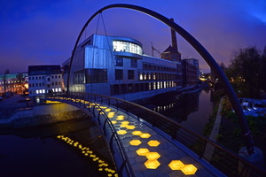  Gehbelag aus Glasfaser-Kunststoff-Verbund, realisiert mit ca. 2,60 m langen Modulen als Wabensandwich auf einer Brücke mit ca. 30 m Spannweite in Chemnitz. Die Integration einer interaktiven LED-Beleuchtung gestattet verschiedene Lichtszenarien. 