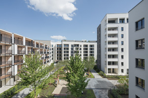  Viel Grün auf den ehemaligen Asphaltflächen: Die großzügigen Innenhöfe mit Kinderspielplatz und Sitzgelegenheiten bieten reichlich Platz zum Entspannen und zum Austausch. 