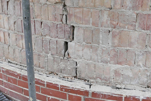  Große Risse im Außenmauerwerk am Küchenvorbau deuteten auf Schäden in der Gründung hin 