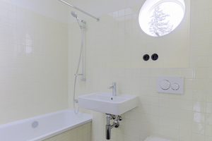  Das Bad wurde im Wesentlichen neu hergestellt. Ein neues Oberlicht in der Dachfläche verbessert die natürliche Belichtung und Belüftung 
