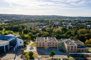  Architekt des Neubaus ist das Büro Kaden+Lager aus Berlin, das bereits 2019 für den deutschen Nachhaltigkeitspreis nominiert wurde. General-unternehmer für das Projekt war das ­Unternehmen ZÜBLIN Timber, das auf das Thema Holzbau spezialisiert ist und gemeinsam mit Kaden+Lager den universitären Wettbewerb gewonnen hat 