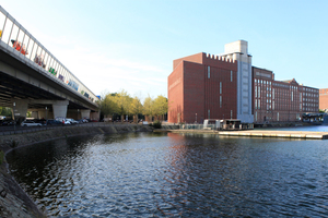  Erweiterungsbau (links der Silos) der Küppersmühle am Duisburger Innenhafen, mit neuen Bäumen im neuen Park 