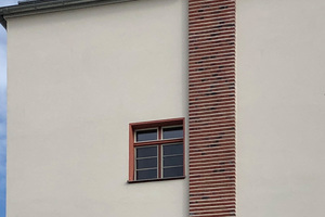  So wie zwei über die gesamte Höhe der Fassade laufende Kamine mit Riemchen aufgedoppelt wurden, ... 