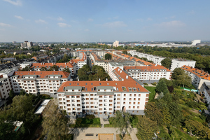  Um die trotz der innerstädtischen Lage große Zahl von Autos, die Platz im öffentlichen Raum beanspruchten, zu reduzieren, wurde in jedem der drei Höfe eine Tiefgarage angelegt (siehe Lageplan). Außerdem wurde in den Straßen ein Unterflur-Müllsystem installiert, damit die Mülltonnen nicht mehr in den Kellerräumen stehen müssen. An fünf Standorten sind jetzt Einwurfschächte zu den unterirdischen Containern für Restmüll, Papiermüll und Verpackungen zu finden 