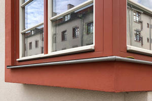  Für die breiten Faschen um die Fenster wurden Unterkonstruktionen aus Holz und Dämmung gefertigt, auf denen der charakteristische Filzputz aufgetragen wird 