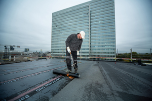  Die Sanierung der ca. 5 000 m² Dachflächen, die alle gerundet sind, sollte nach Erfordernissen des Denkmalschutzes und der Energieeffizienz, Nachhaltigkeit und Sicherheit erfolgen. Der neue Dachaufbau ist komplett von Bauder: Einer in Bitumen eingelegten Elastomerbitumendampfsperre folgen die schlanken, effizienten BauderPIR FA TE Wärmedämmelemente, die BauderPIR T Gefälledämmung sichert die Entwässerung der Dachflächen. Die zweilagige Bitumenabdichtung besteht aus einer kaltselbstklebenden ersten Abdichtungsbahn und den hochwertigen Oberlagen BauderKARAT und BauderSMARAGD unter den extensiven Dachbegrünungen 