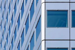  Die Oberfläche der Fassadenpaneele ist original, wenn auch gereinigt. Darunter befindet sich ein neues Gerüst mit neuer Dämmung. Auch die Fenster wurden für die Sanierung komplett ausgetauscht 