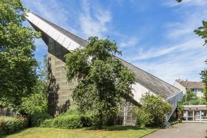  Die Stephanuskirche in Köln-Riehl vor der ­Einhausung 