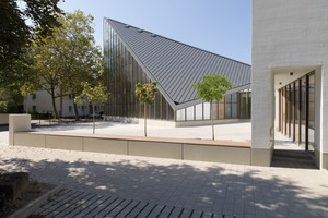  Die Kirche unter der neuen Hülle mit „Fassadenpuffer“; rechts ­die Neuzubauten 
