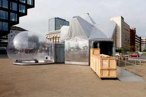  „UFO – Junge Oper Urban“ in einer Stadtraumskulptur von „raumlabor ­berlin“, hier in Duisburg am Hbf 