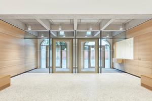  Die neu eingebrachte Stahlbetondecke folgt gestalterisch der abgebrochenen Plattenbalkendecke und ist im Eingang sowie in den Gerichtssälen frei sichtbar 