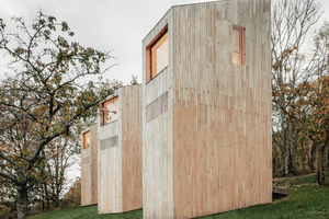  Das Holz für Konstruktion und Außenbekleidung der Hütten stammt aus der direkten Umgebung. Holzwolle dämmt die Außenwände, die Dächer sind begrünt und die Hütten stehen auf Stelzen oder Punktfundamenten. So sollten die Auswirkungen auf das Gelände so gering wie möglich gehalten werden 