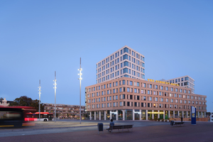  The Student Hotel in Delft liegt verkehrsgünstig angebunden nahe dem ICE-Bahnhof und öffnet sich mit den im Erdgeschoss befindlichen Funktionen nach außen 