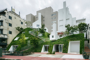  Das Shiroija Hotel wurde von Sou Fujimoto Architects im Sinne des Auftraggebers Jin Tanaka umgebaut und erweitert. Einige der Gästezimmer wurden von internationalen Designern/Architekten gestaltet. Die Wände des Gäs­tezimmers von Michele de Lucchi, dem „2725 Elements Room“, sind mit 2 715 Holzschindeln bedeckt 