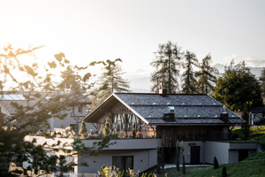  Das traditionelle Restaurant in den Tiroler Alpen wurde um 17 Gästezimmer erweitert, die unter dem Bestandsgebäude in den Hang gebaut sind 