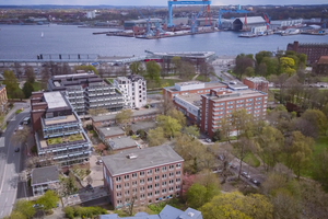  Die ehemaligen Gebäude der Muthesius Kunsthochschule in Kiel werden mittlerweile von verschiedenen Akteur*innen genutzt. Sie organisierten sich zunächst über einen Verein und gründeten nun eine Genossenschaft, um Raum zum Wohnen und Wirken zur Verfügung zu stellen und das Grundstück durch ein Erbbaurecht langfristig der Spekulation zu entziehen 
